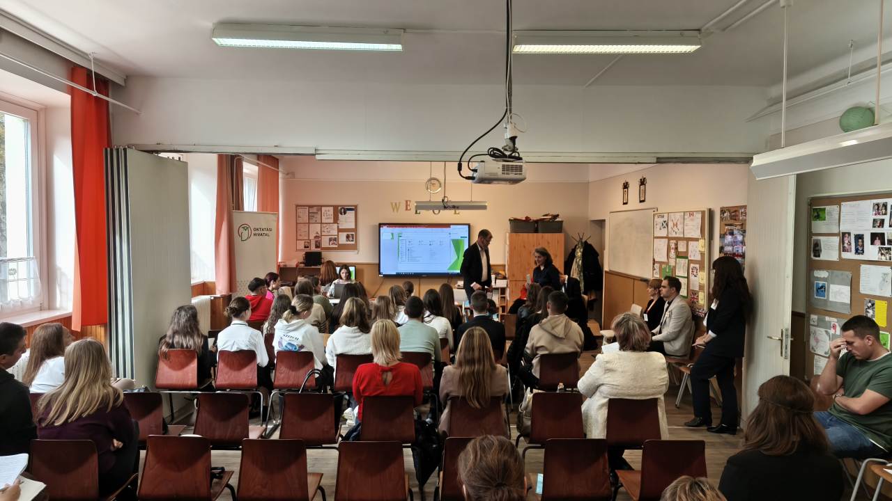 Diákok és pedagógusok diákparlamenti megbeszélésen az iskola termében.