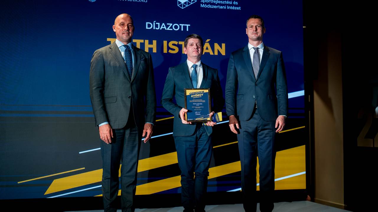 Nevelőedzői díjat átvevő pedagógus ünnepségen.